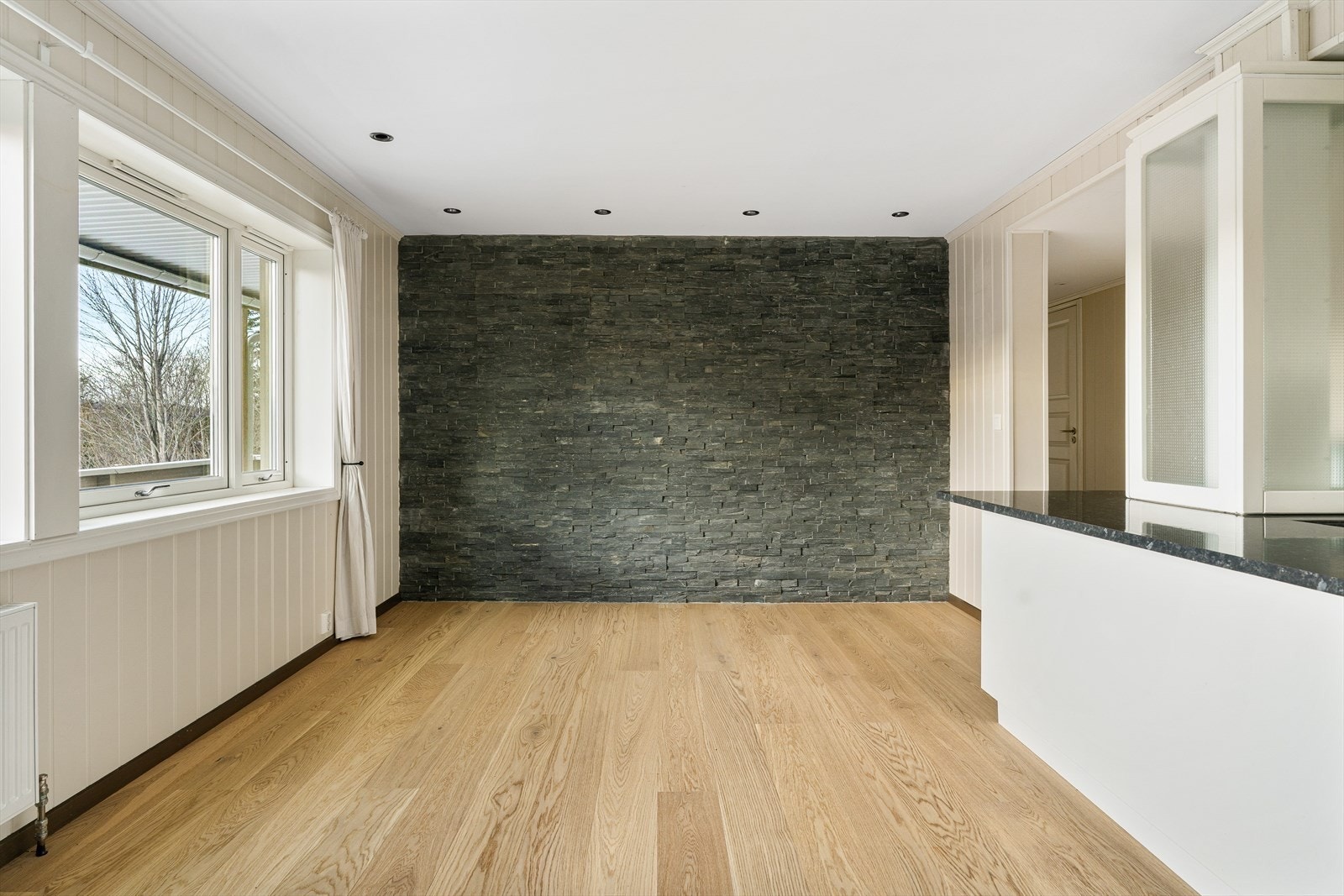 Her har man god plass til ønsket innredning som sofa og/eller spisebord. Galleribilde