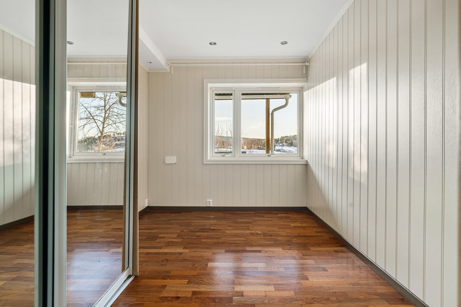 Soverommet har skyvedørsgarderobe til oppbevaring. Galleribilde