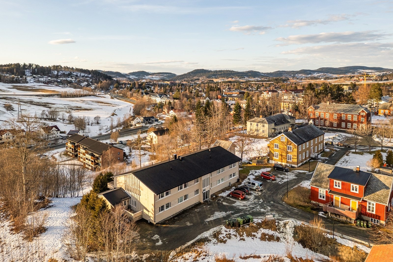 I Klæbu har du skoler, barnehager, idrettsanlegg, dagligvarebutikker, bank, frisør, apotek, legekontor, tannlegekontor, sjokoladefabrikk, kafé med mer. Galleribilde