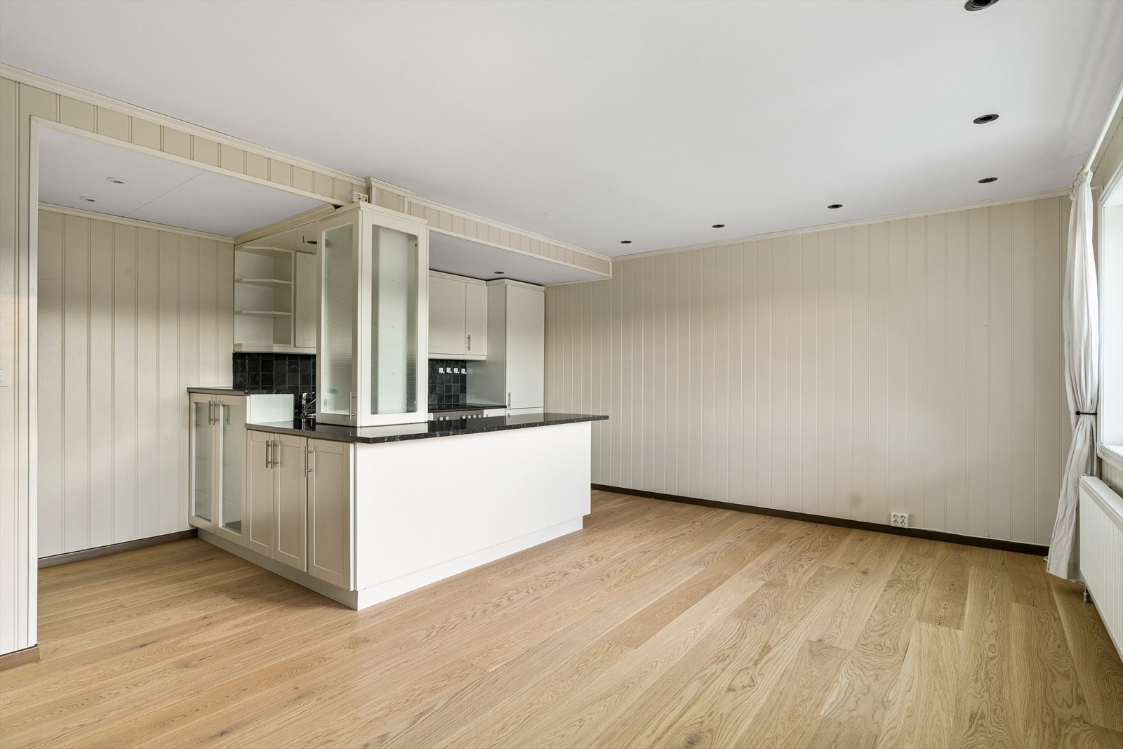 Stuen har en stor åpen stue/kjøkken løsning på 23,5 kvm. Galleribilde