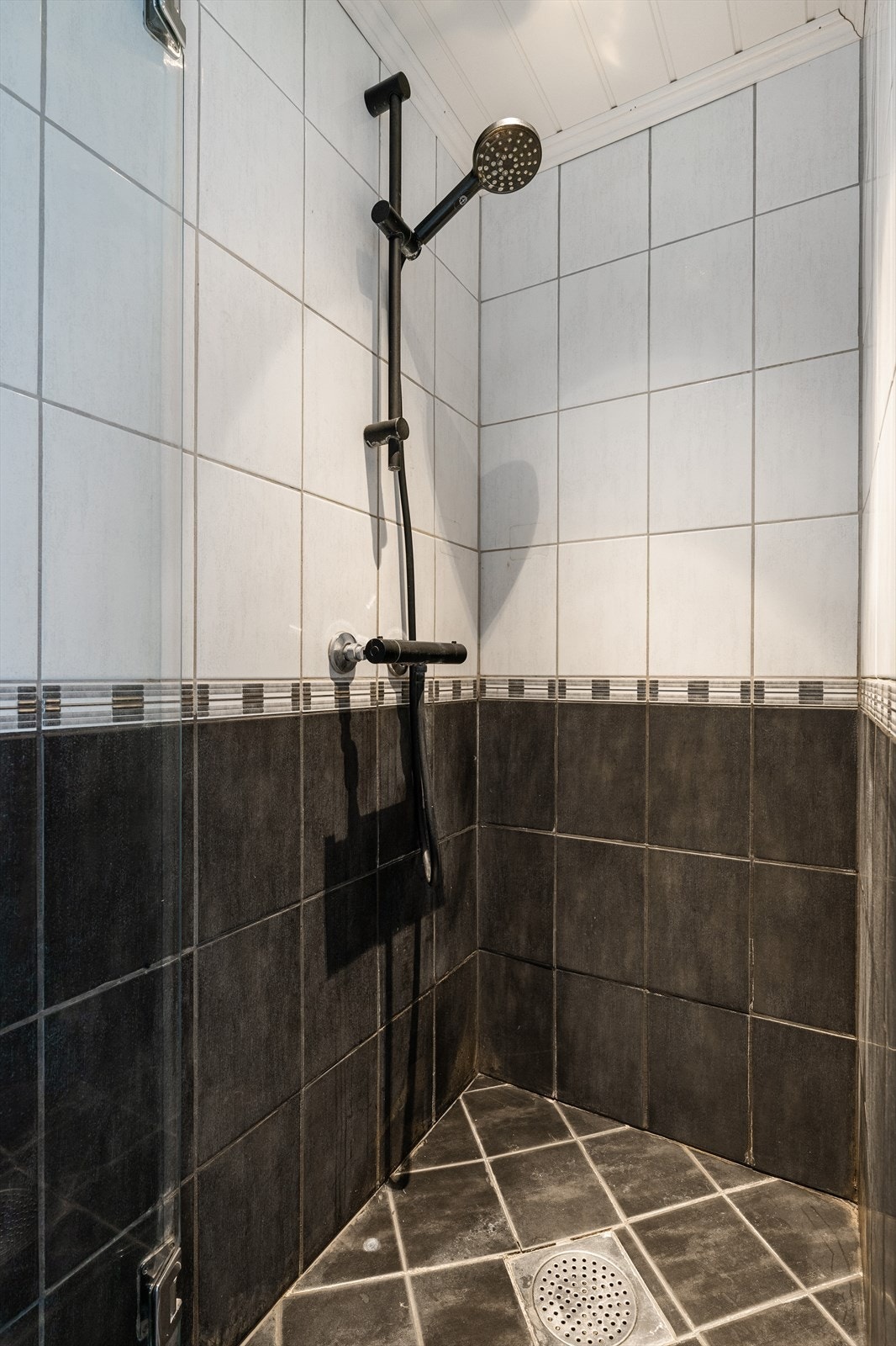 Leiligheten har et separat flislagt dusjrom. Galleribilde