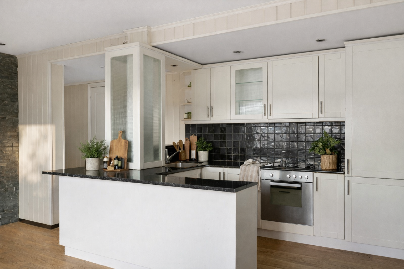 Kjøkken (bildet er digitalt stylet med dekordetaljer og filter ved hjelp av AI) Galleribilde