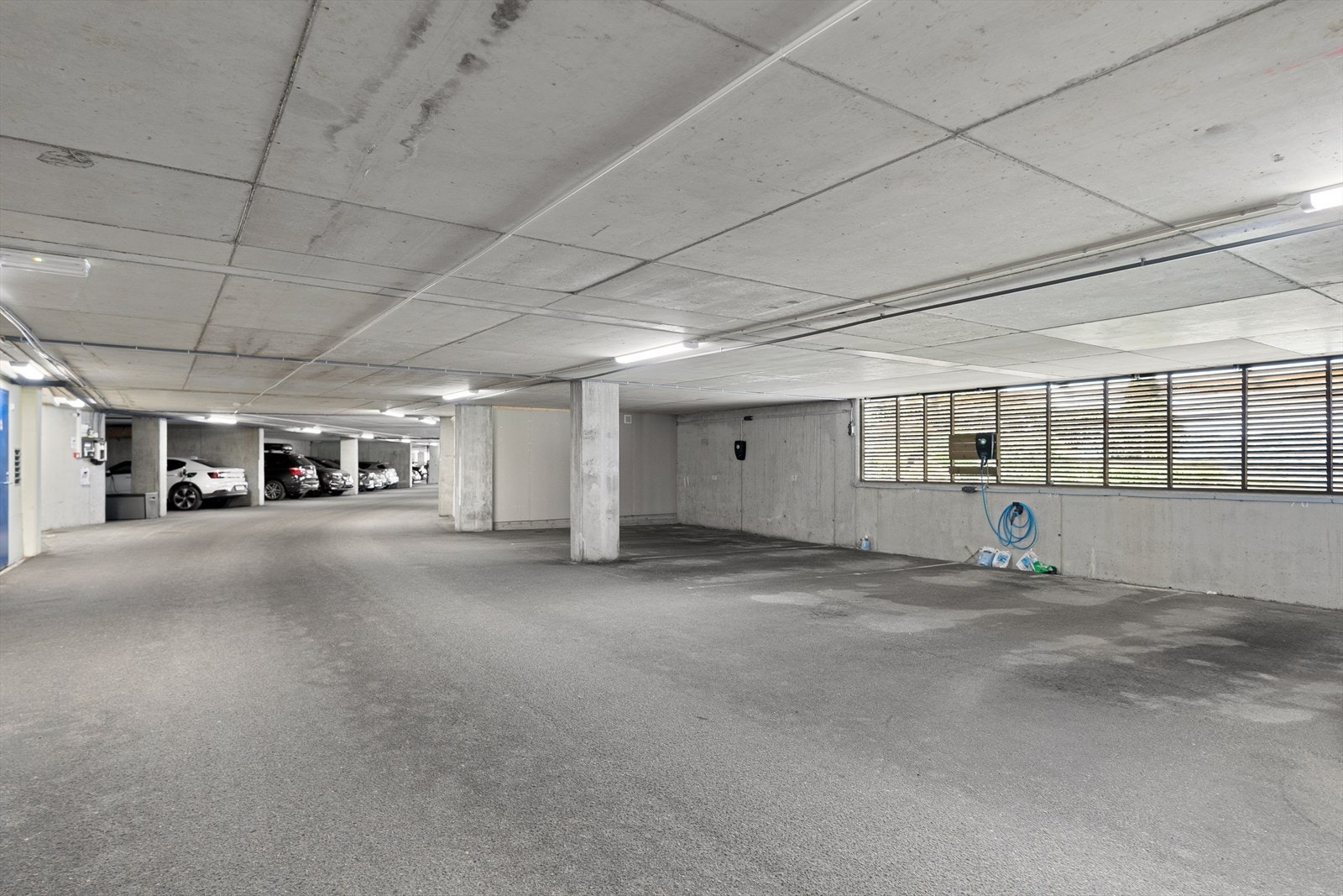 Egen garasjeplass med mulighet for lader. Lett adkomst med heis like ved plassen Galleribilde