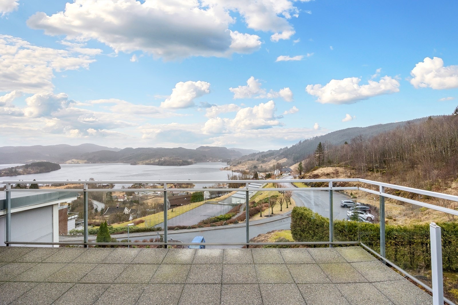 Flott utsikt og gode solforhold fra skjermet terrasse Galleribilde