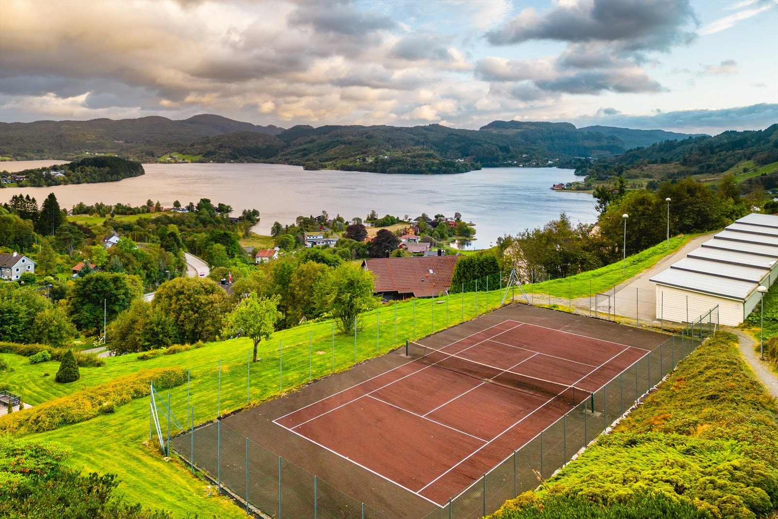 Tennisbane til bruk for sameiet Galleribilde