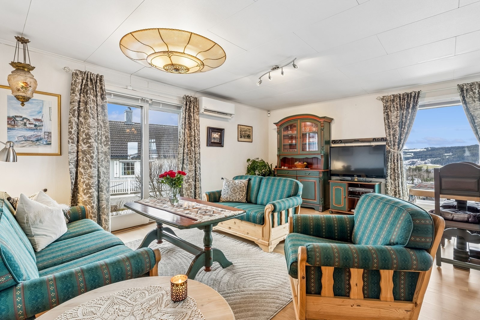 Fra stuen er det utgang til en veranda på 24 m² via skyvedør. Galleribilde