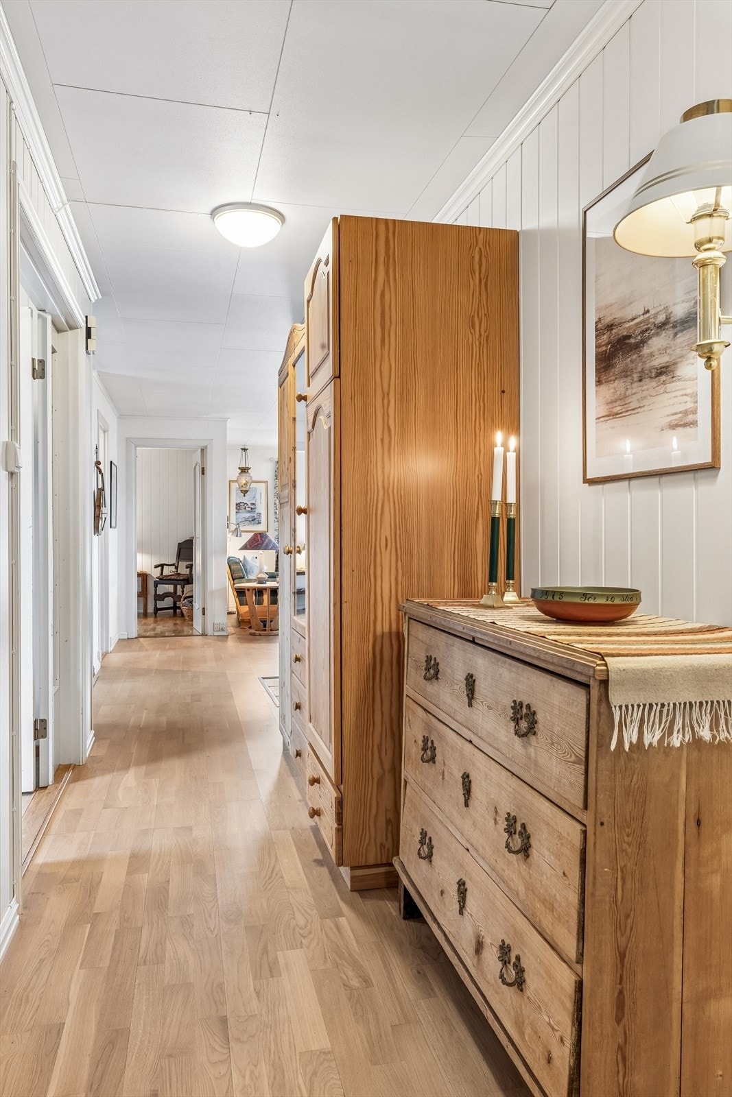 Gangen i første etasje binder rommene sammen på en god måte. Galleribilde