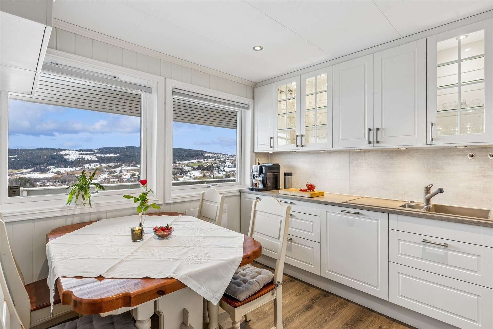 Her er det en hyggelig spiseplass ved vinduet, perfekt for frokosten. Galleribilde