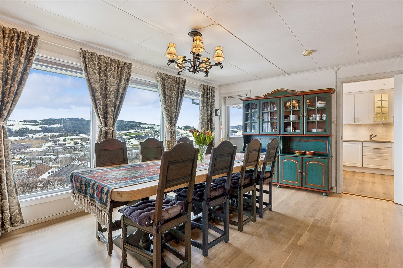 Spisestuen har store vindusflater som gir rikelig med dagslys og utsikt over nærområdet. Galleribilde