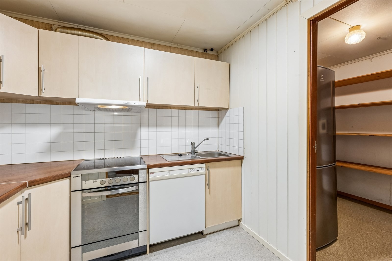 Innredet rom med kjøkkeninnredning. Bruksendringen fra bod er ikke omsøkt. Galleribilde