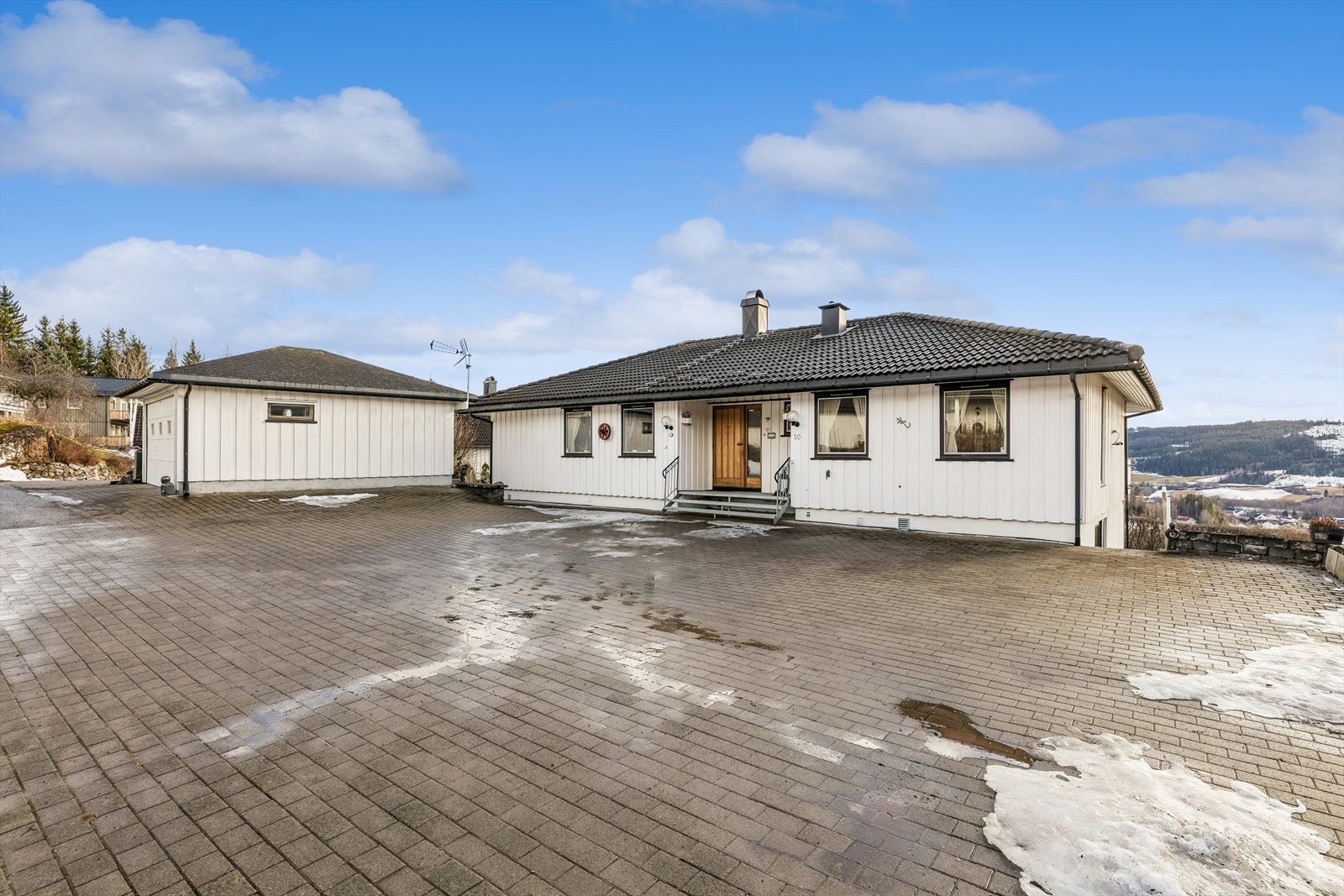 Eiendommen har en praktisk beliggenhet på Skjervum, med nærhet til både natur og servicetilbud i Gran sentrum. Galleribilde