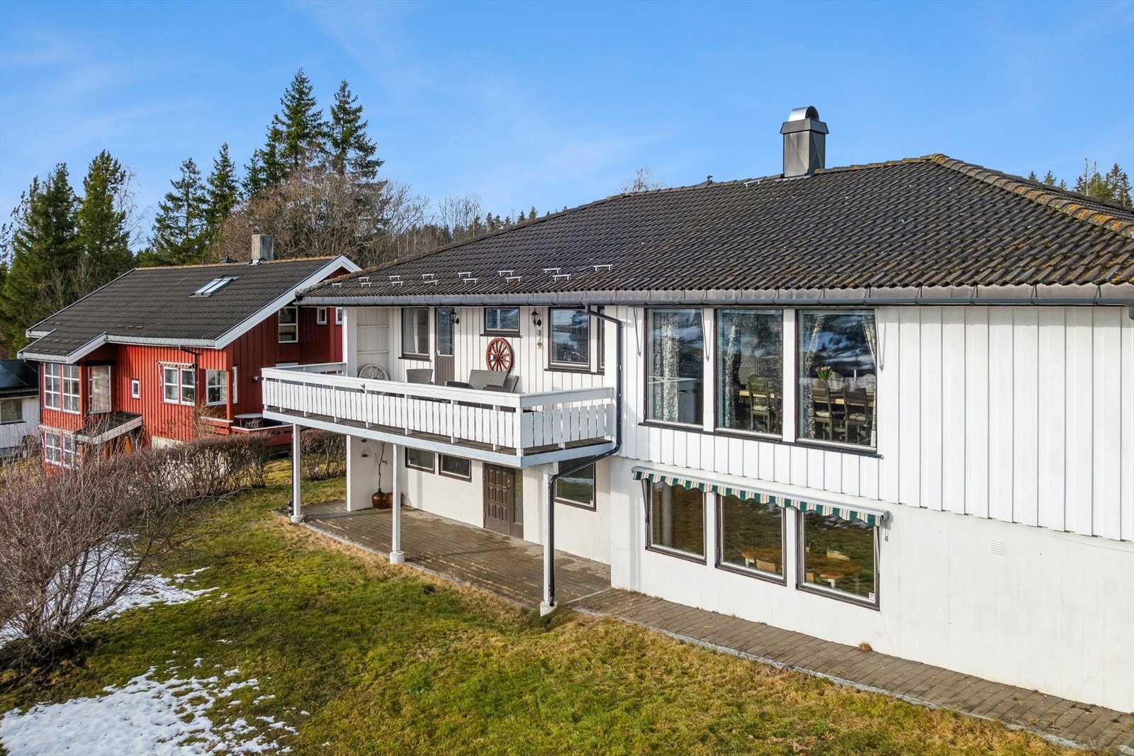 Boligen ligger i et rolig og etablert boligområde med lite gjennomgangstrafikk, ideelt for barnefamilier. Galleribilde