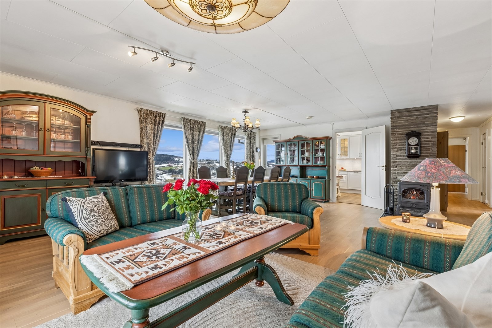 Stuen i første etasje varmes effektivt opp av en luft-til-luft varmepumpe, installert i 2020. Galleribilde