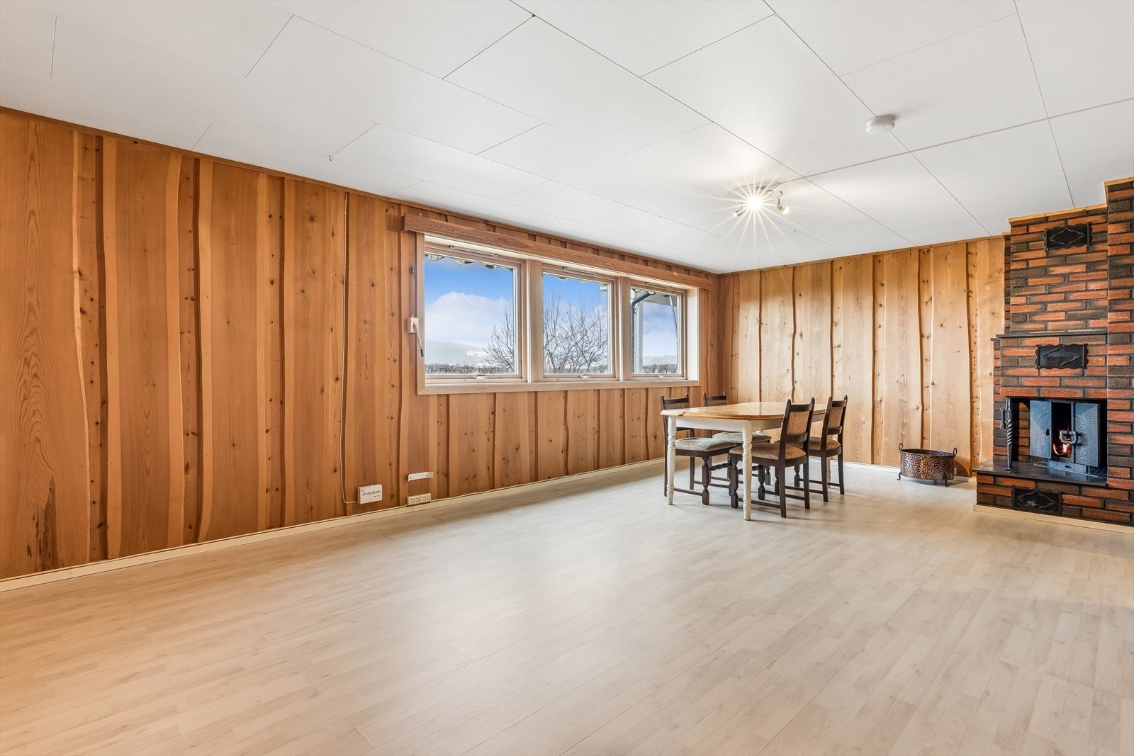 Stort, innredet rom i underetasjen med peisinnsats. Rommet er godkjent som trimrom. Bruksendringen fra trimrom til stue er ikke omsøkt. Galleribilde