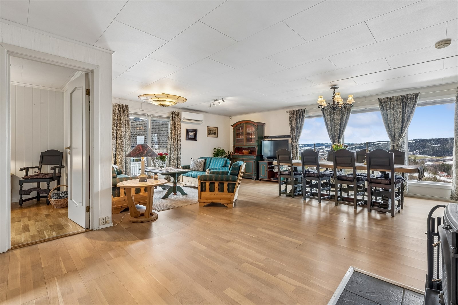 Gjennomgående parkett og malte overflater gir et helhetlig inntrykk i stue og spisestue. Galleribilde