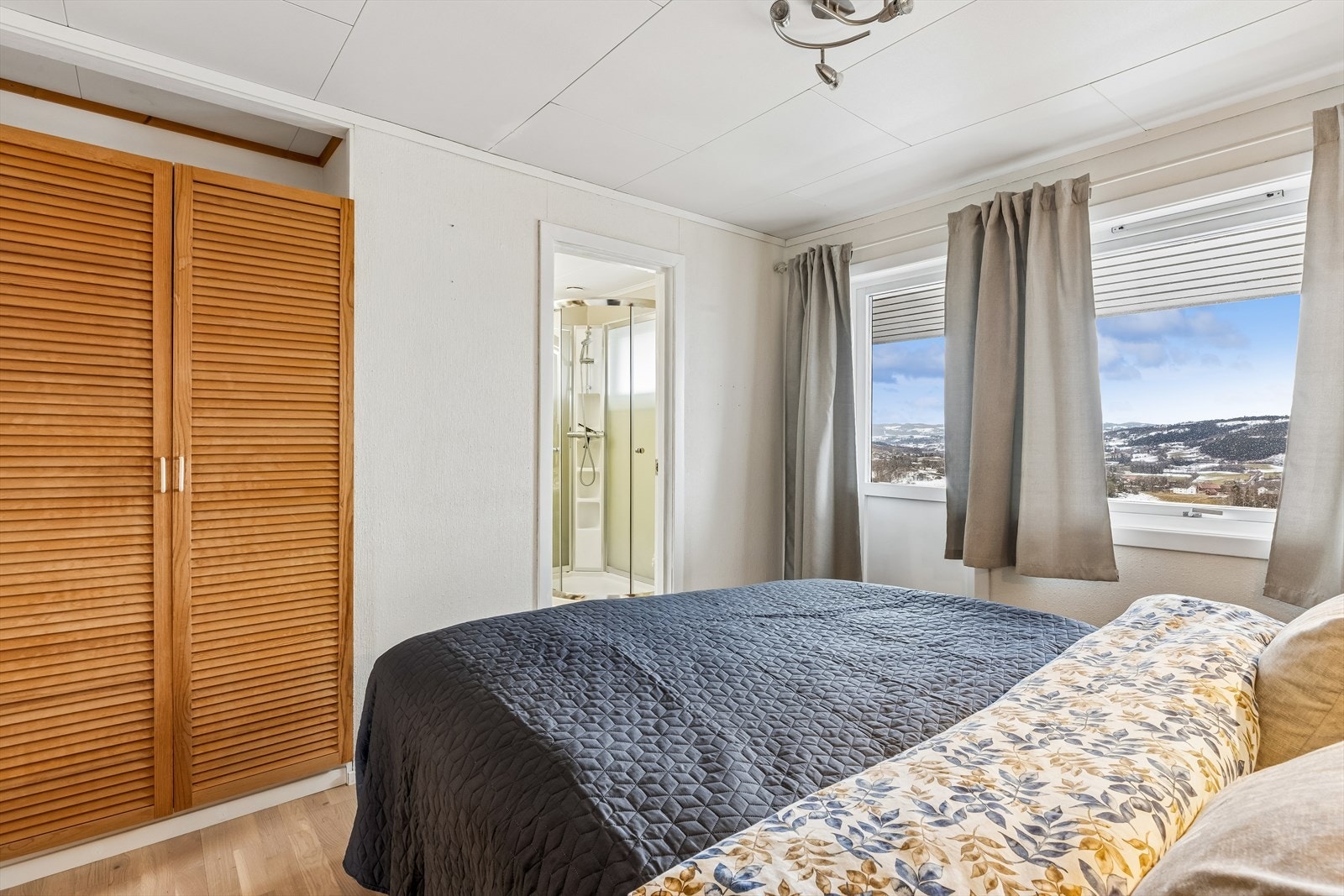 Soverom med god plass til dobbeltseng og garderobeløsning. Galleribilde