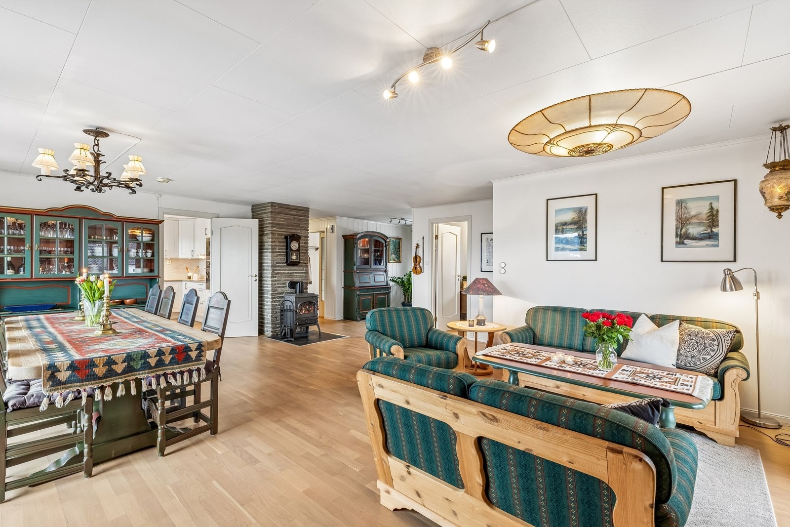 Den romslige stuen er et naturlig samlingspunkt, med god plass til både sofagruppe og spisebord. Galleribilde