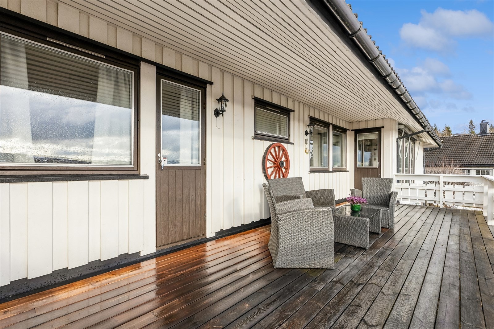 Den store verandaen gir rikelig med plass for utemøbler og sosiale sammenkomster. Galleribilde