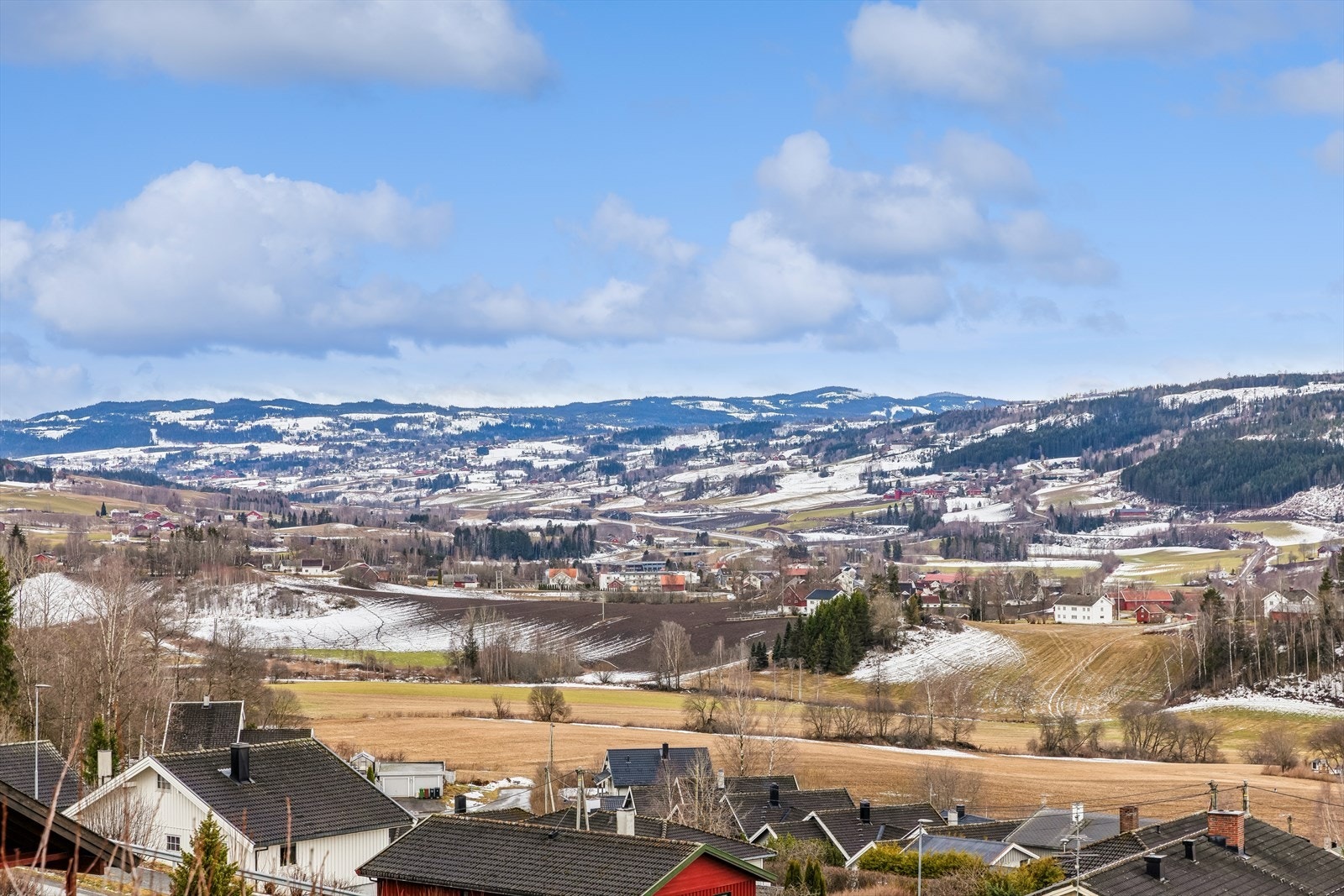 Fra eiendommen er det flott utsikt over det omkringliggende kulturlandskapet. Galleribilde