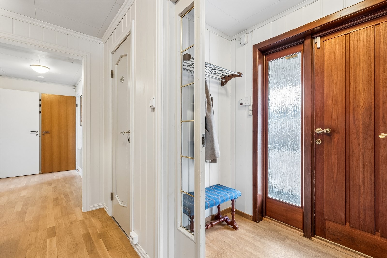 Inngangspartiet i første etasje ønsker velkommen inn i en lys gang som fordeler til resten av etasjen. Galleribilde