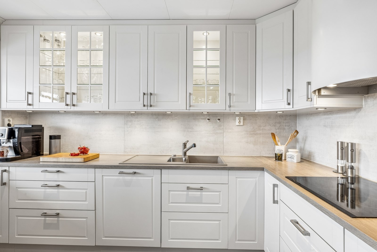 Kjøkkenet i første etasje ble oppgradert i perioden 2014-2017 og har profilerte fronter og laminat benkeplate. Galleribilde