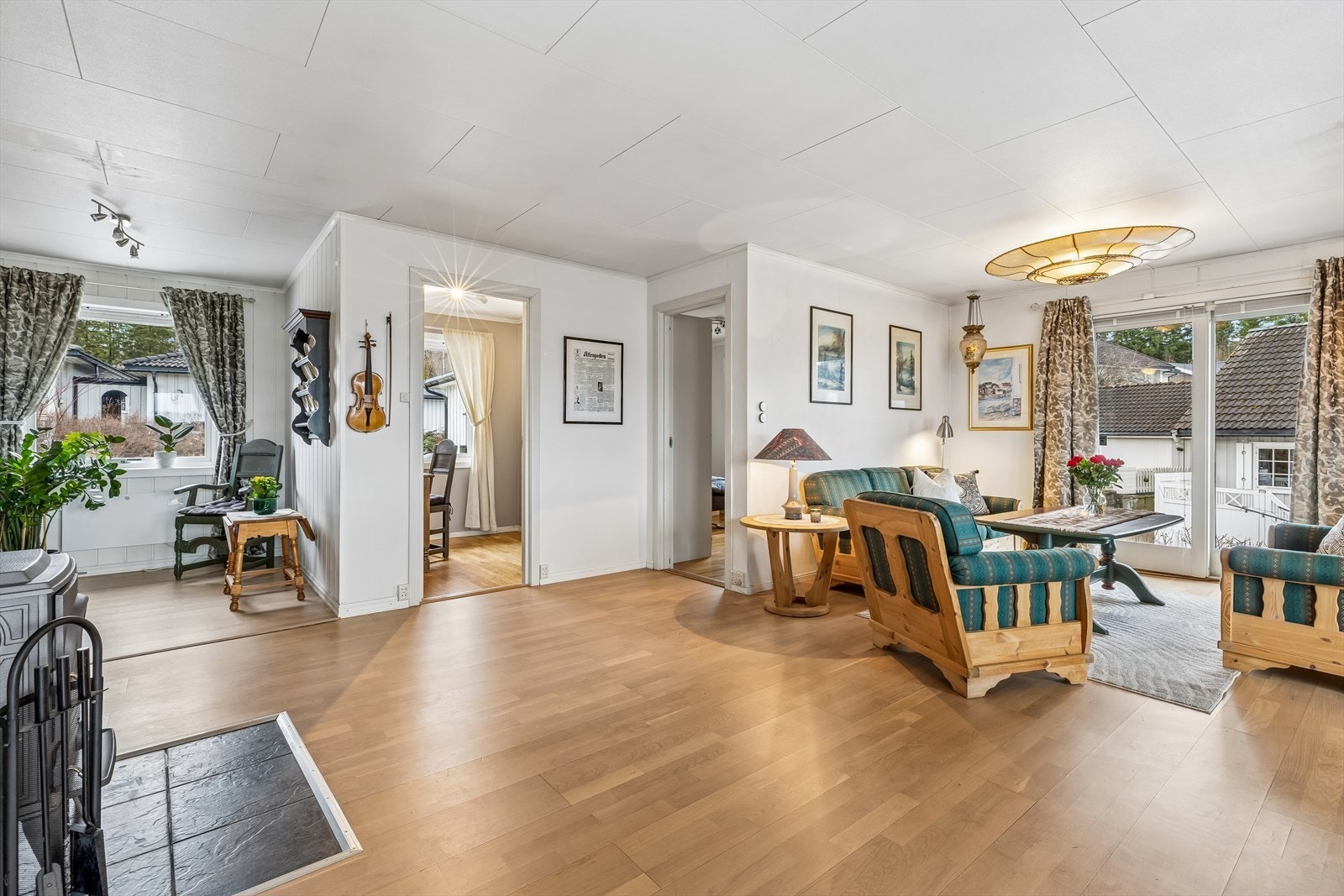 Stuen er bygd helt ut slik at den flukter med soveromsveggen i 1. etasje. Denne bruksendringen er ikke omsøkt eller godkjent Galleribilde