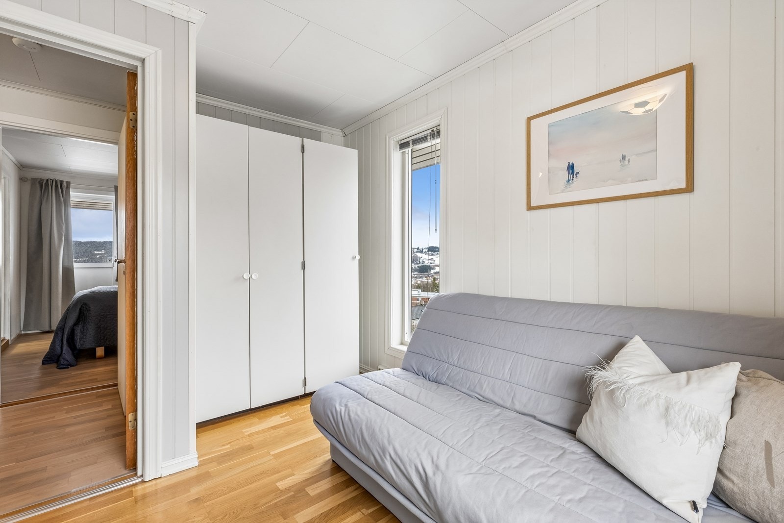 Rommet er lyst med panel på veggene og parkett på gulvet. Galleribilde