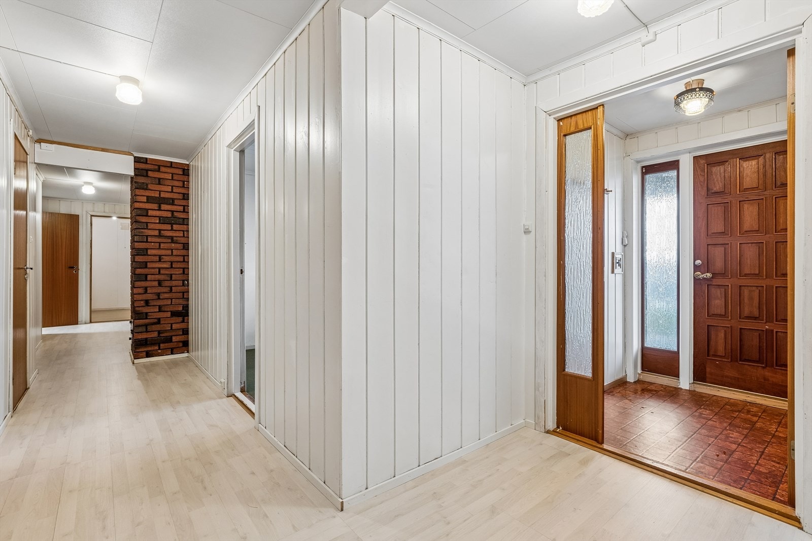 Egen inngang til underetasjen, som leder inn til en gang med adkomst til etasjens rom. Galleribilde