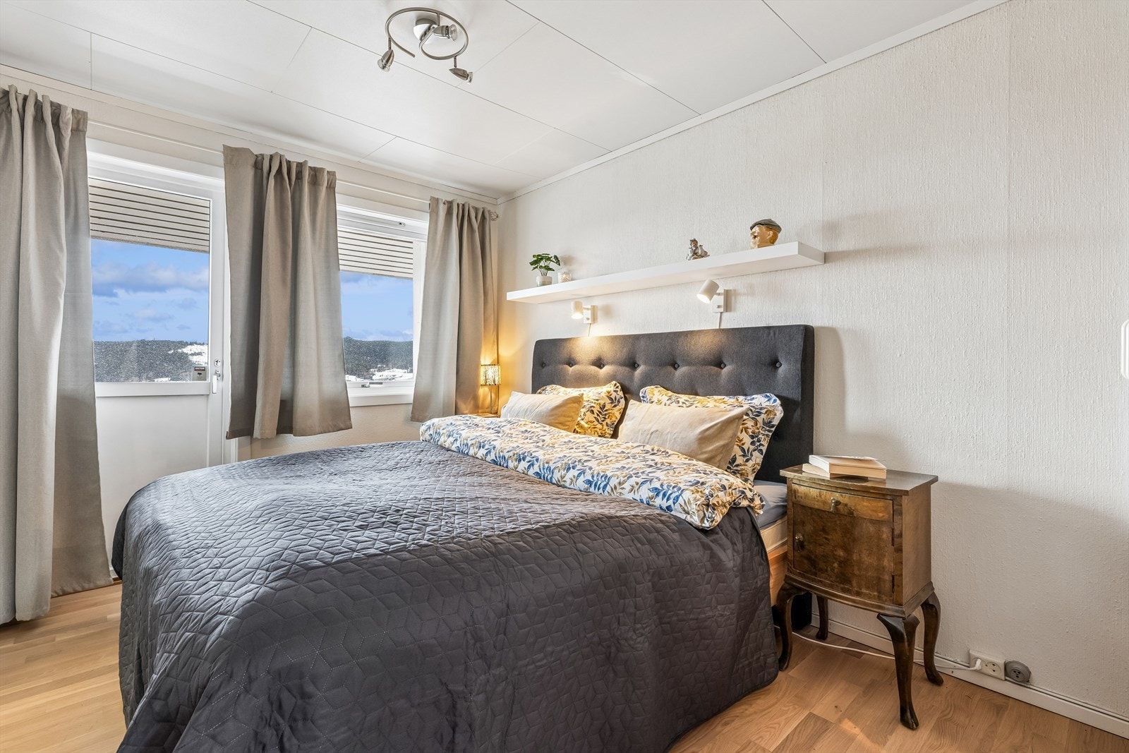 Hovedsoverommet har god plass til dobbeltseng og oppbevaringsmøbler. Galleribilde