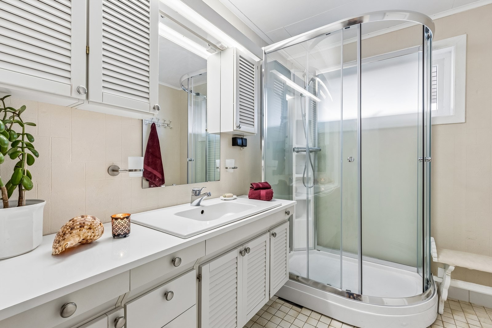 Badet i første etasje har varmekabler i gulvet, servantskap og dusjkabinett. Galleribilde