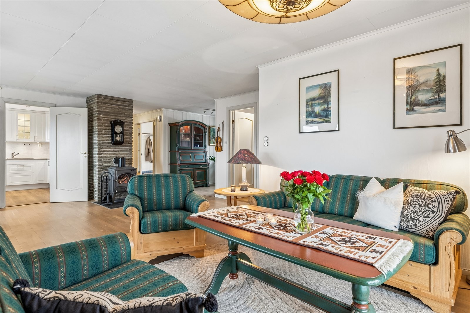 Stuen er bygd helt ut slik at den flukter med soveromsveggen i 1. etasje. Denne bruksendringen er ikke omsøkt eller godkjent Galleribilde