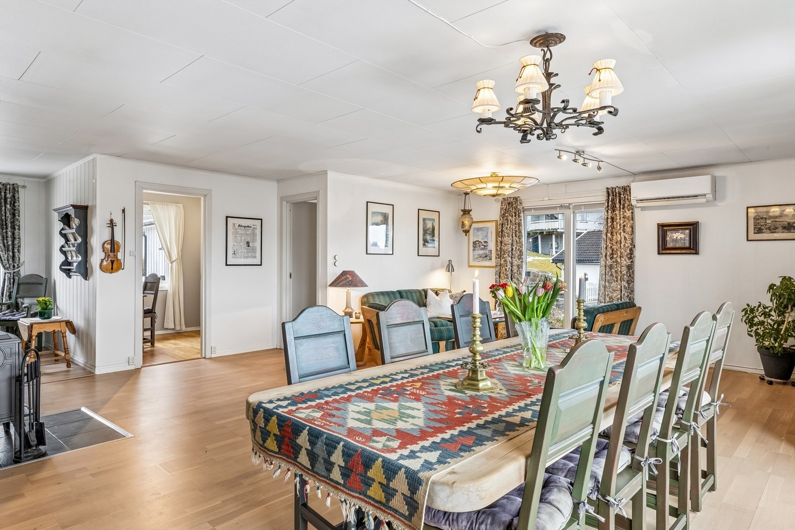 Stuen er bygd helt ut slik at den flukter med soveromsveggen i 1. etasje. Denne bruksendringen er ikke omsøkt eller godkjent Galleribilde