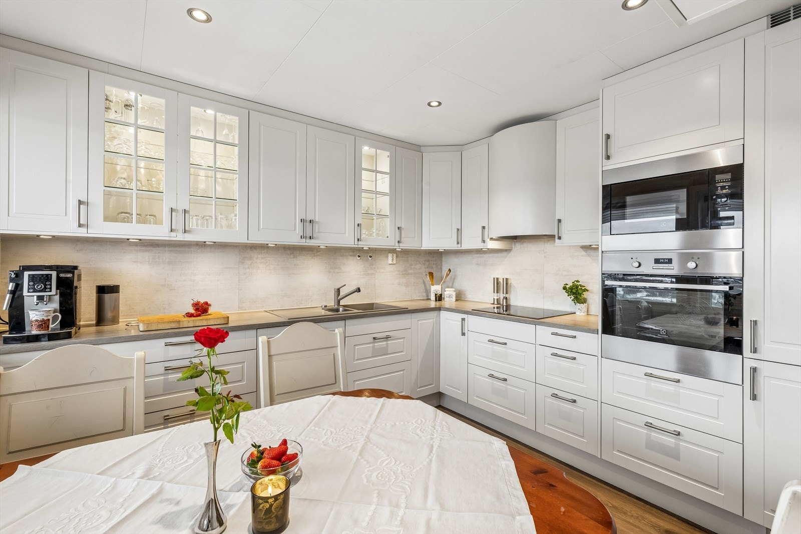 Innredningen er utstyrt med integrert stekeovn, mikro, oppvaskmaskin og kjøl/frys. Galleribilde