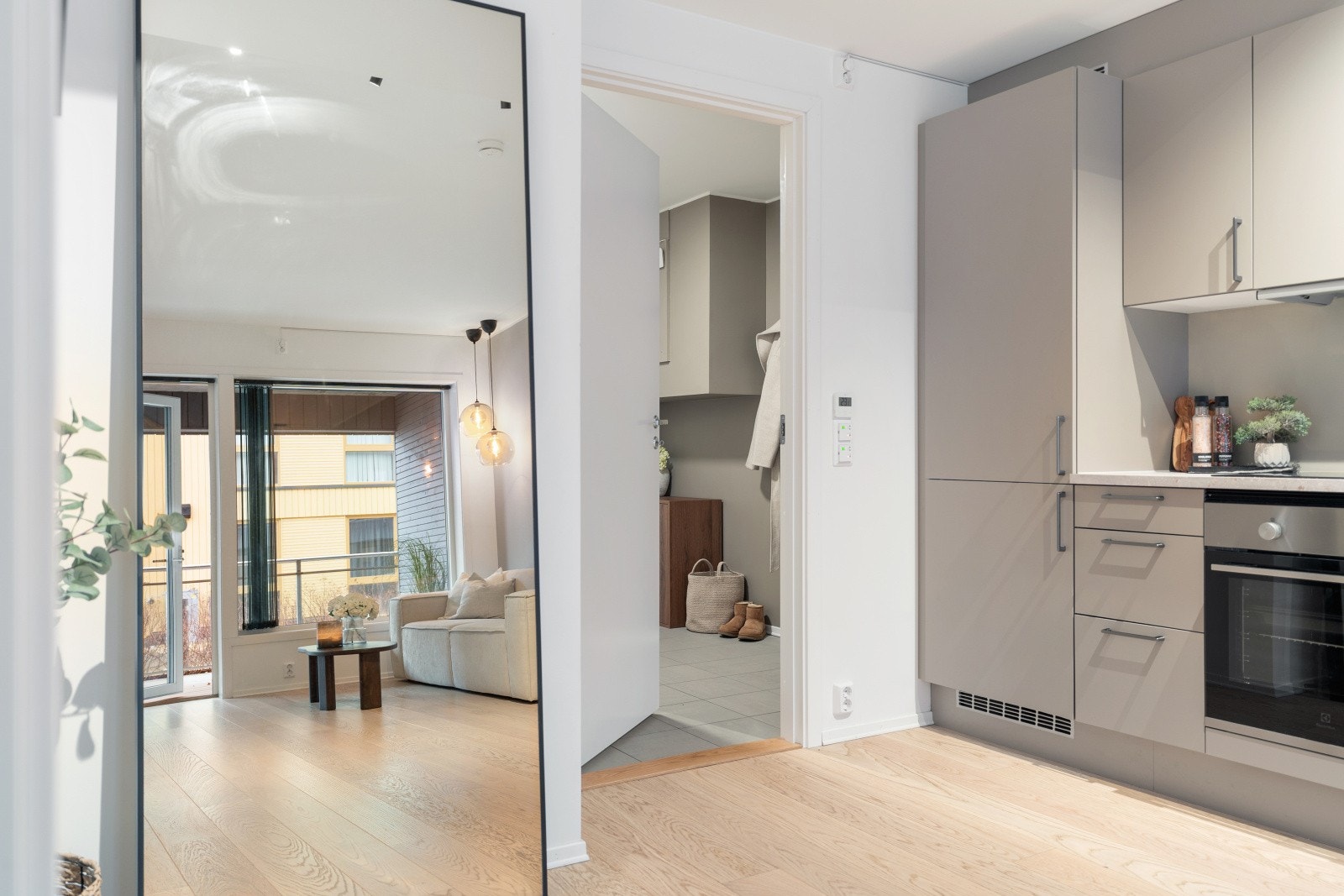 Det er parkett på alle gulv med unntak av bad og entre som er flislagt. Galleribilde