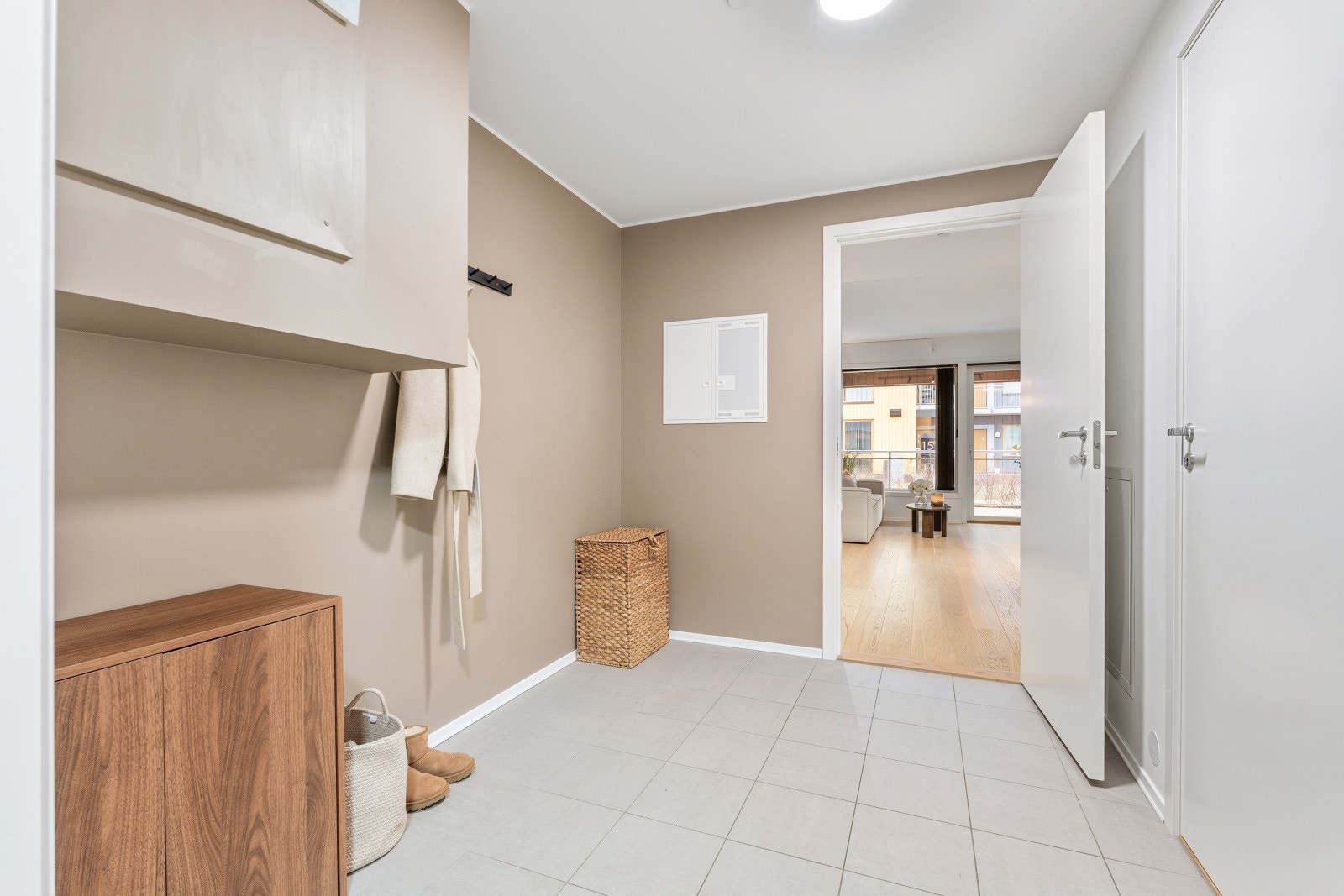 I entréen finner du også sikringsskap med automatsikringer og rørfordelerskap for den vannbårne gulvvarmen. Galleribilde