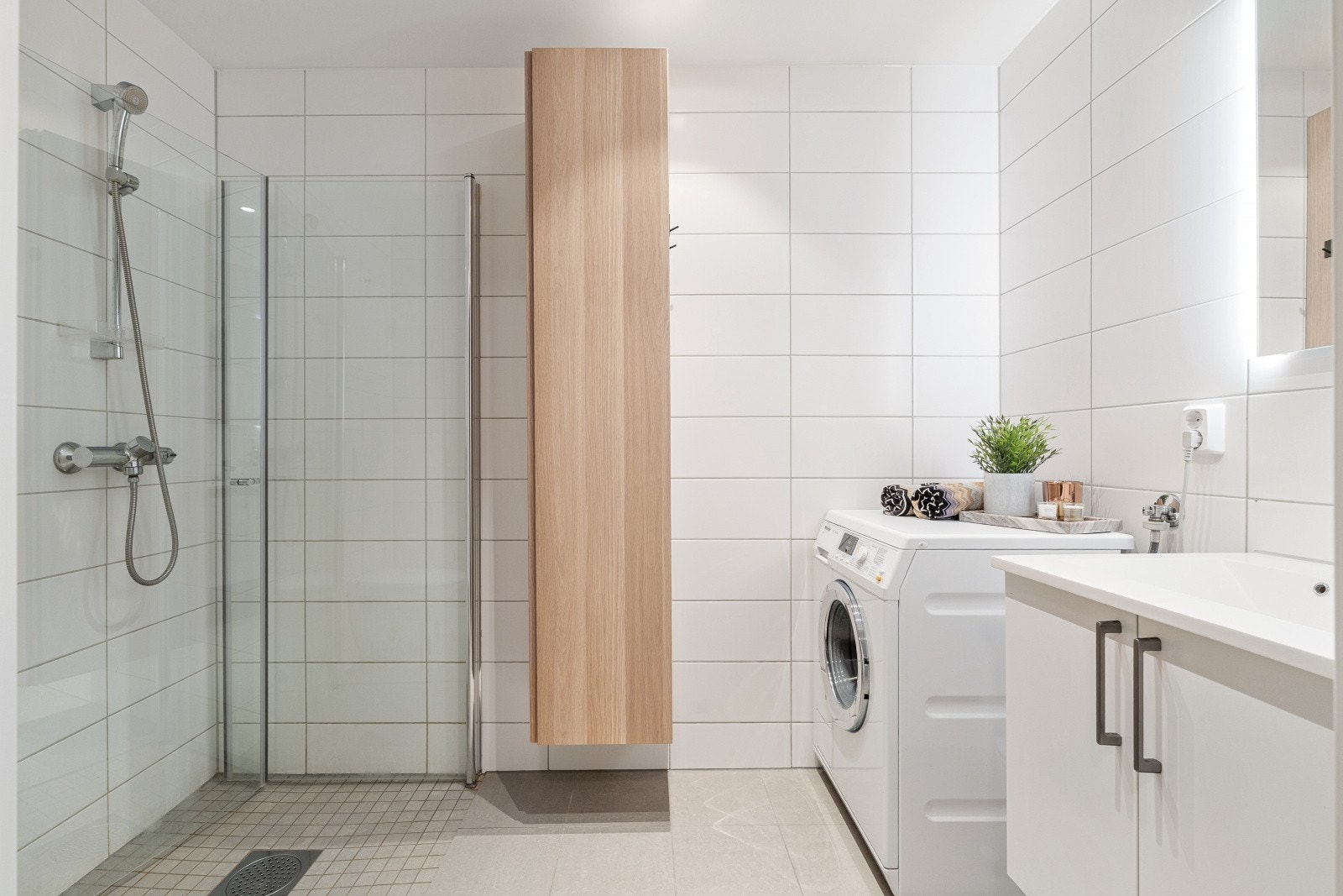 Moderne baderom på 4,5 kvm med elektrisk gulvvarme. Galleribilde