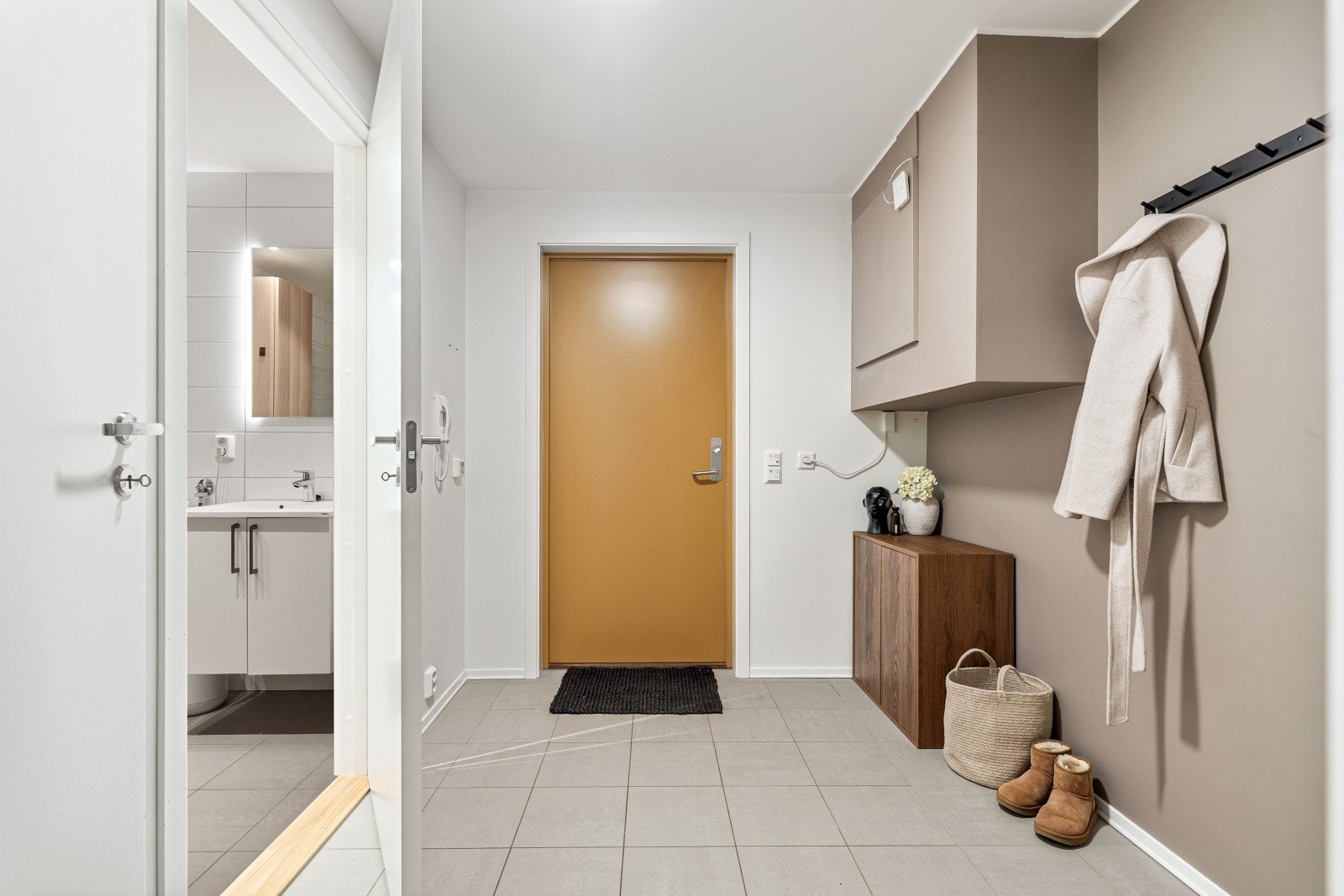 Entreen er romslig og har godt med plass for etablering av garderobeløsning. Her er også aggregatet for balansert ventilasjon plassert. Galleribilde