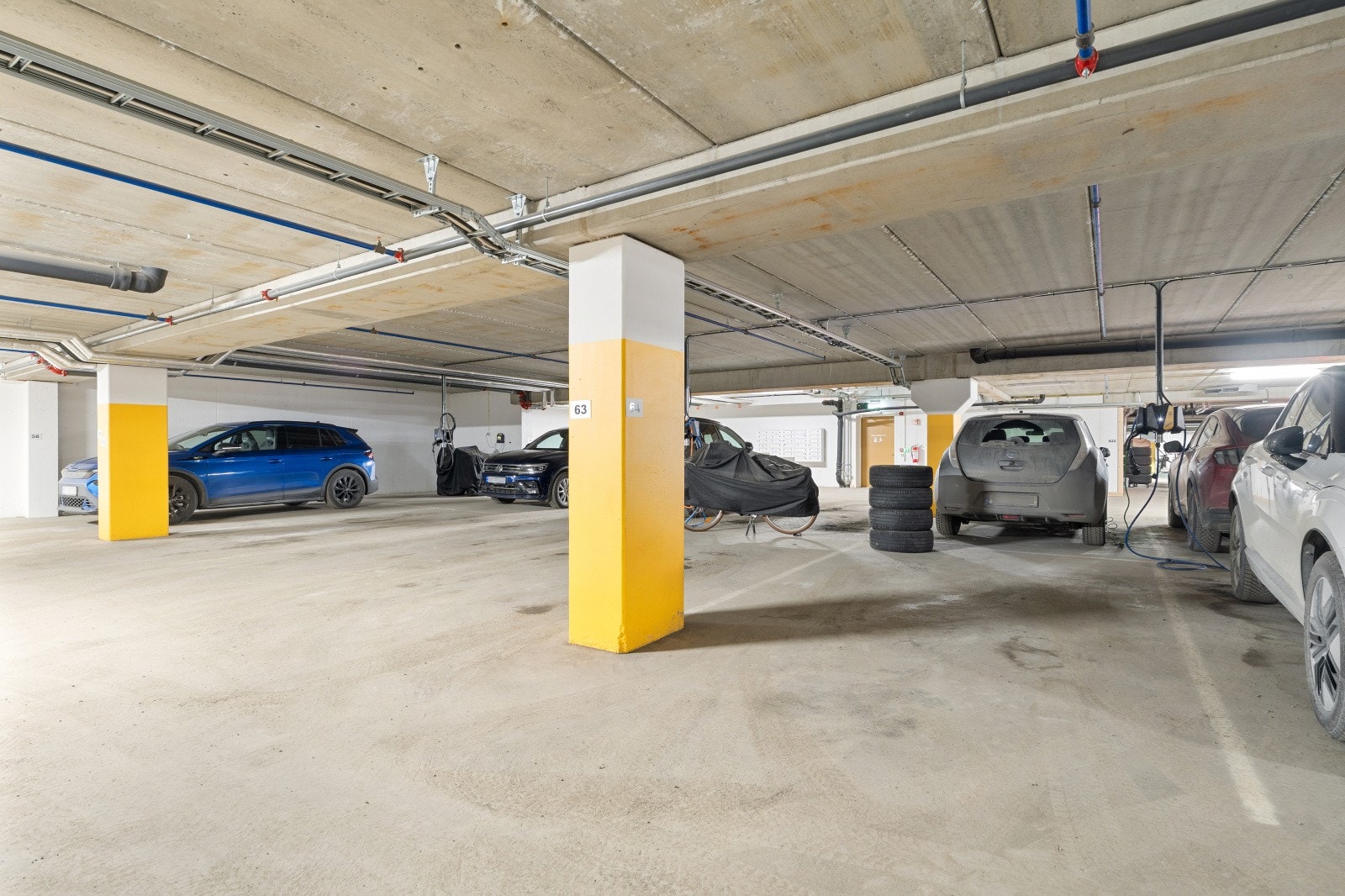 Leiligheten disponerer en fast parkeringsplass med elbillader i felles garasjeanlegg. Her ligger også boden på 4 m². Galleribilde