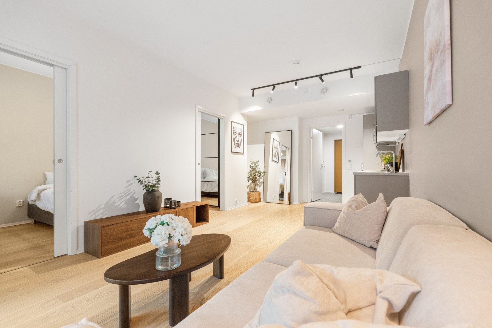 Leiligheten ble ferdigstilt så sent som 2023 og innehar flere moderne kvaliteter som vannbåren gulvvarme, balansert ventilasjon og tilgang til fast p-plass i kjeller med elbillader. Galleribilde