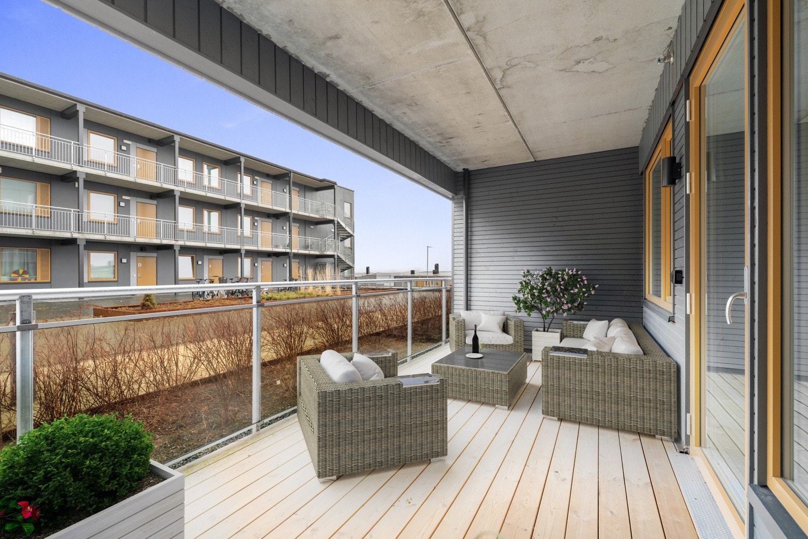 Terrassen er på hele 14 kvm og fungerer som en naturlig forlengelse av stuen. Her har du ettermiddag/kveldssol. Galleribilde