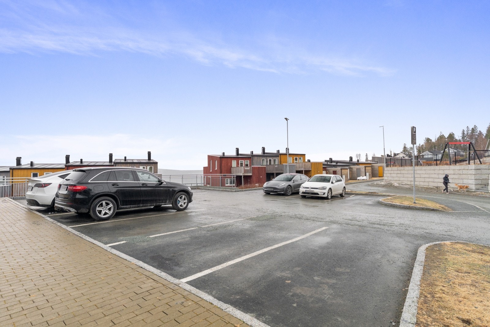 Borettslaget har en svært pent opparbeidet tomt. Internveier belagt med belegningsstein til oppgangene. Tomten har noe grøntareal med diverse beplanting. I tillegg finner du flere sittebenker, sykkelstativer og parkeringsplasser. Galleribilde