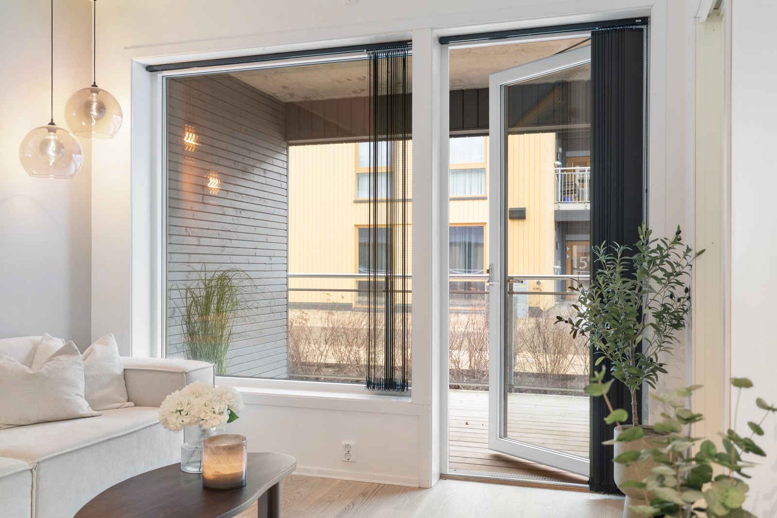 Store vindusflater og balkongdør med 3-lags isolerglass slipper inn rikelig med dagslys. Fra stuen er det direkte utgang til en romslig, sør-vestvendt terrasse. Galleribilde