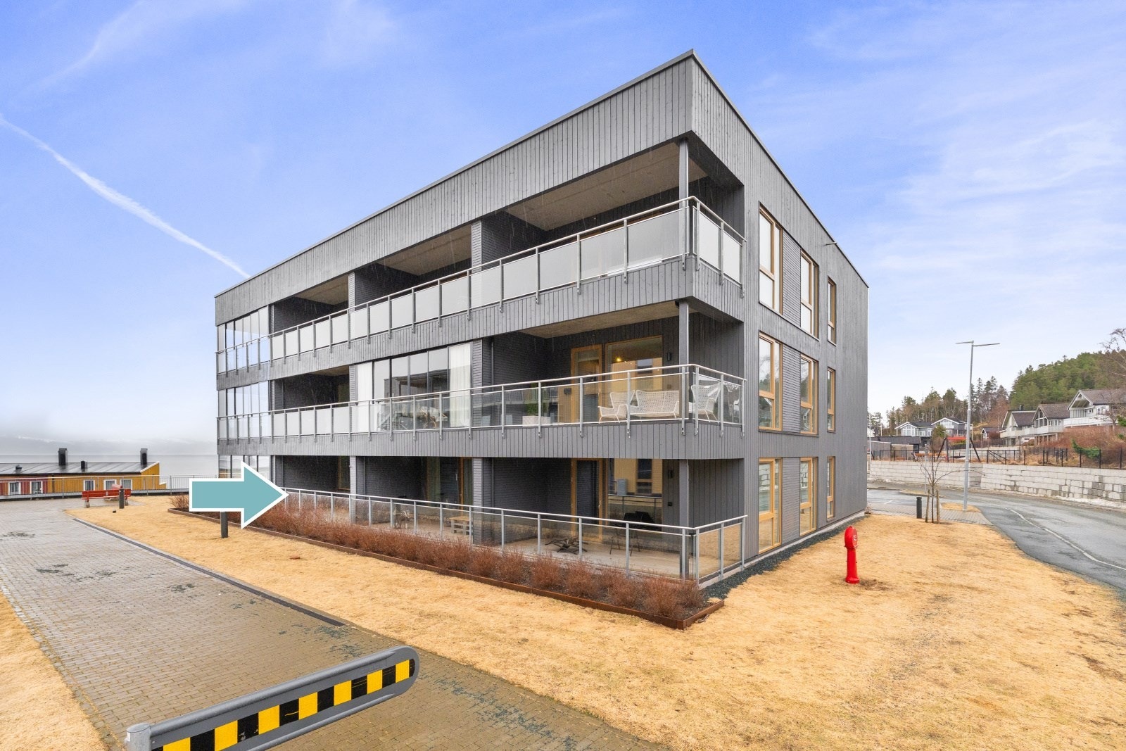 Bygget er oppført i 2023 og har en moderne fasade med kombinasjon av fasadeplater og treverk. Leiligheten er en del av Væretrøa Park Borettslag. Galleribilde