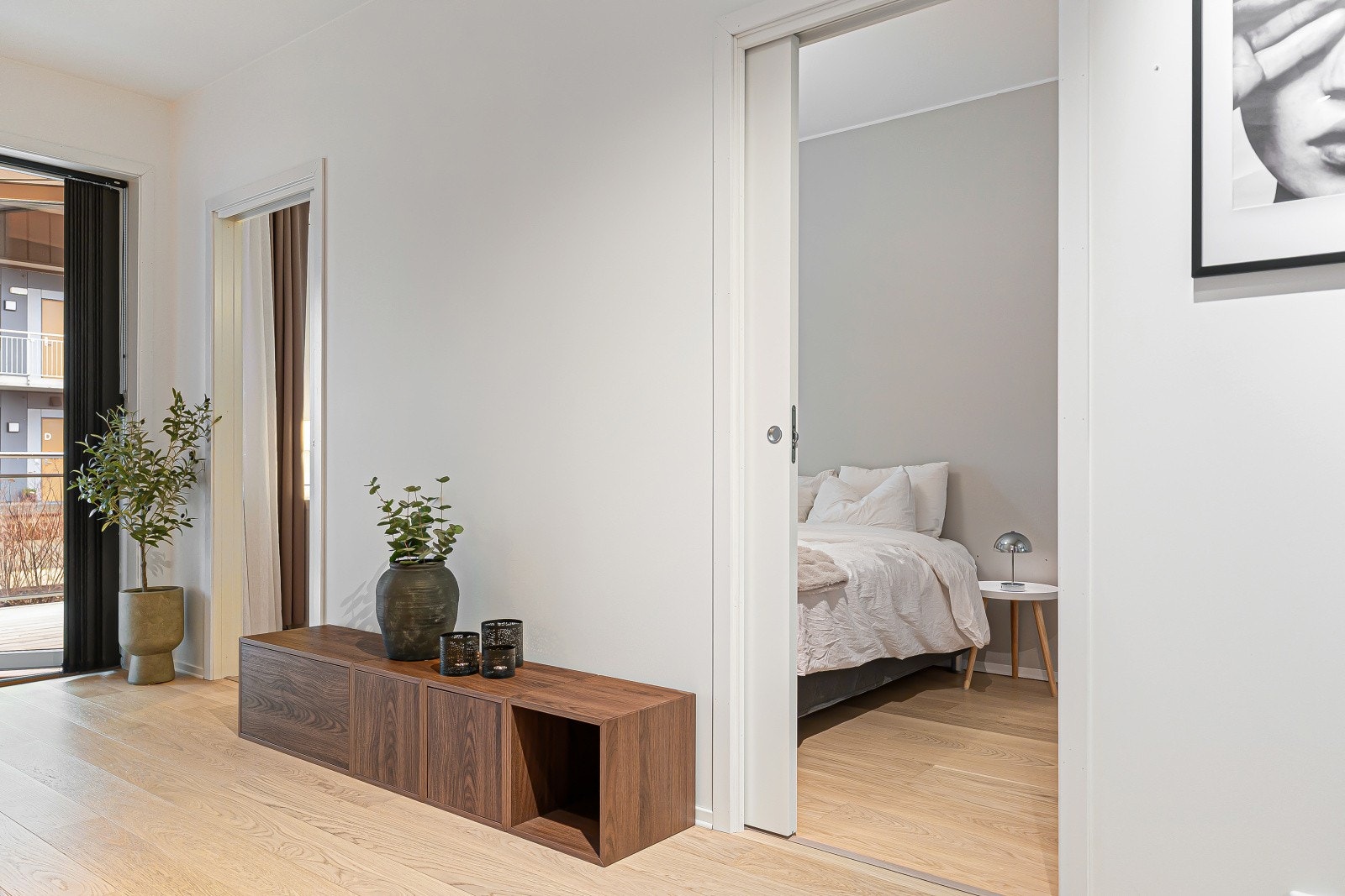 Det er installert balansert ventilasjon med varmegjenvinning som sørger for et godt inneklima. Galleribilde