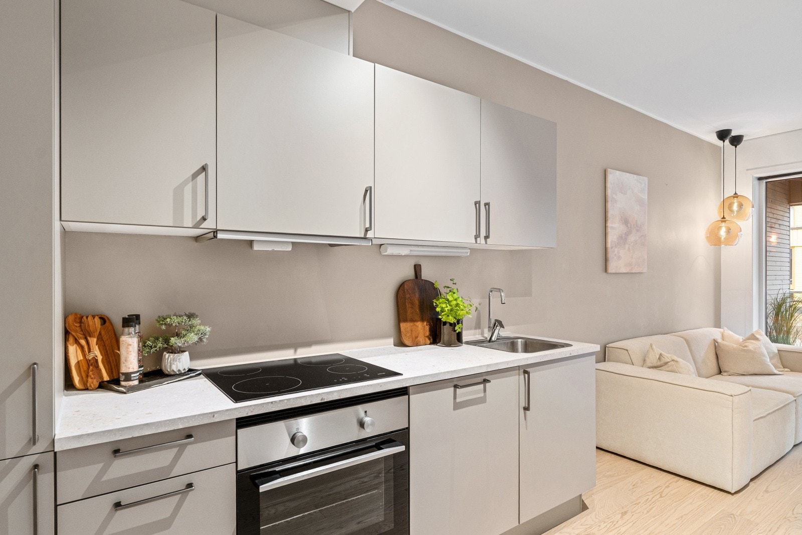 Leiligheten har et fult utstyrt kjøkken med integrert platetopp, stekeovn, oppvaskmaskin og kjøl/fryseskap. Galleribilde