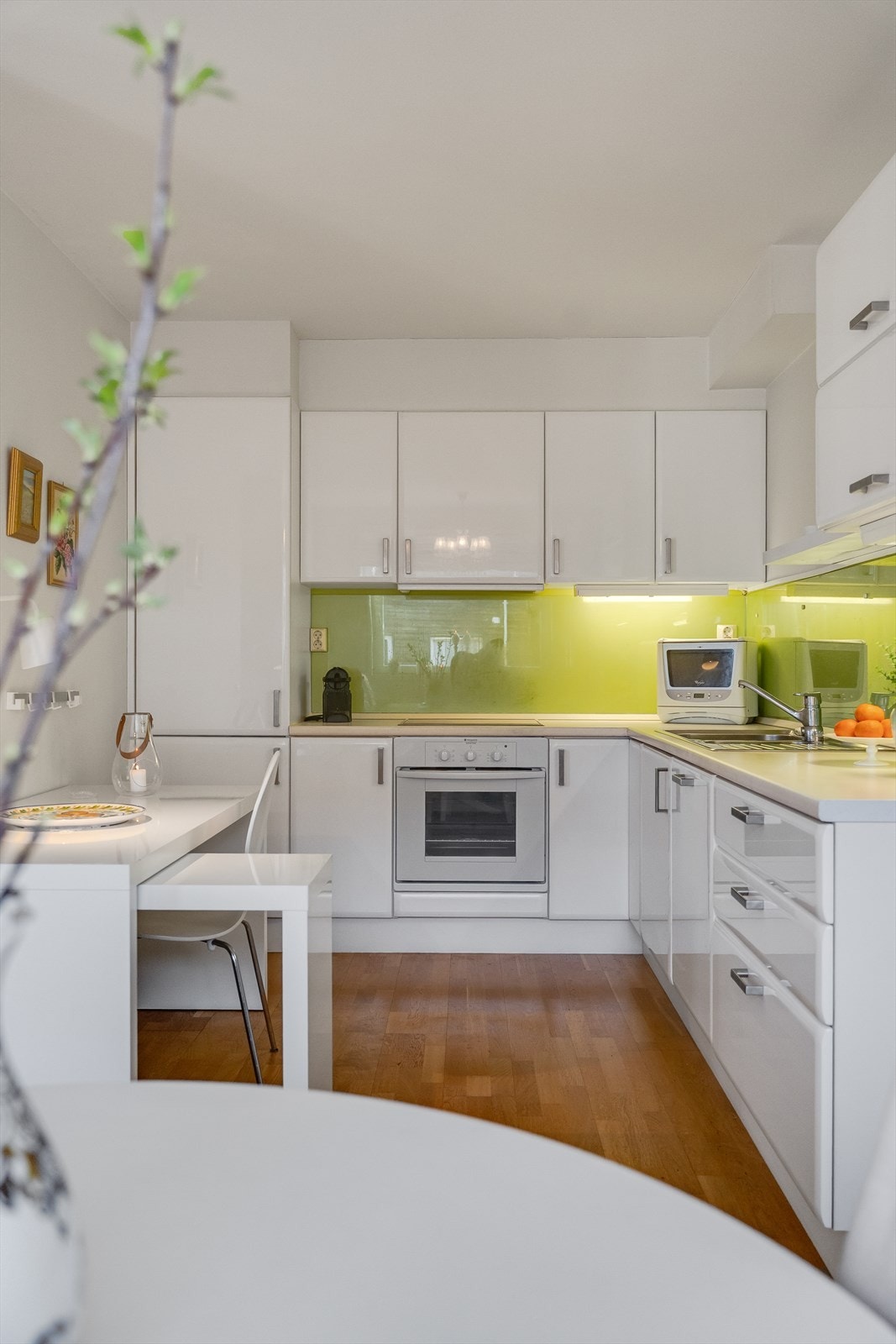 Rikelig med skapplass og integrerte hvitevarer som komfyr, platetopp, oppvaskmaskin og kjøleskap med frys. Galleribilde