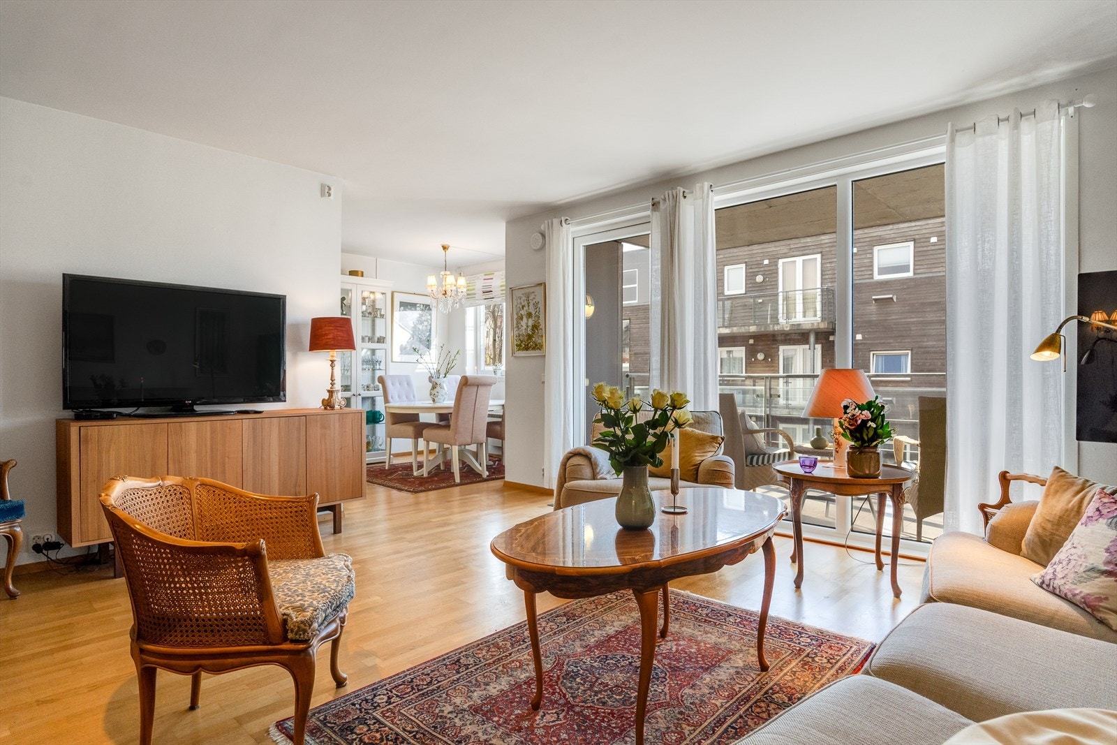 Lys og rommelig stue med gasspeis og utgang til vestvendt balkong Galleribilde