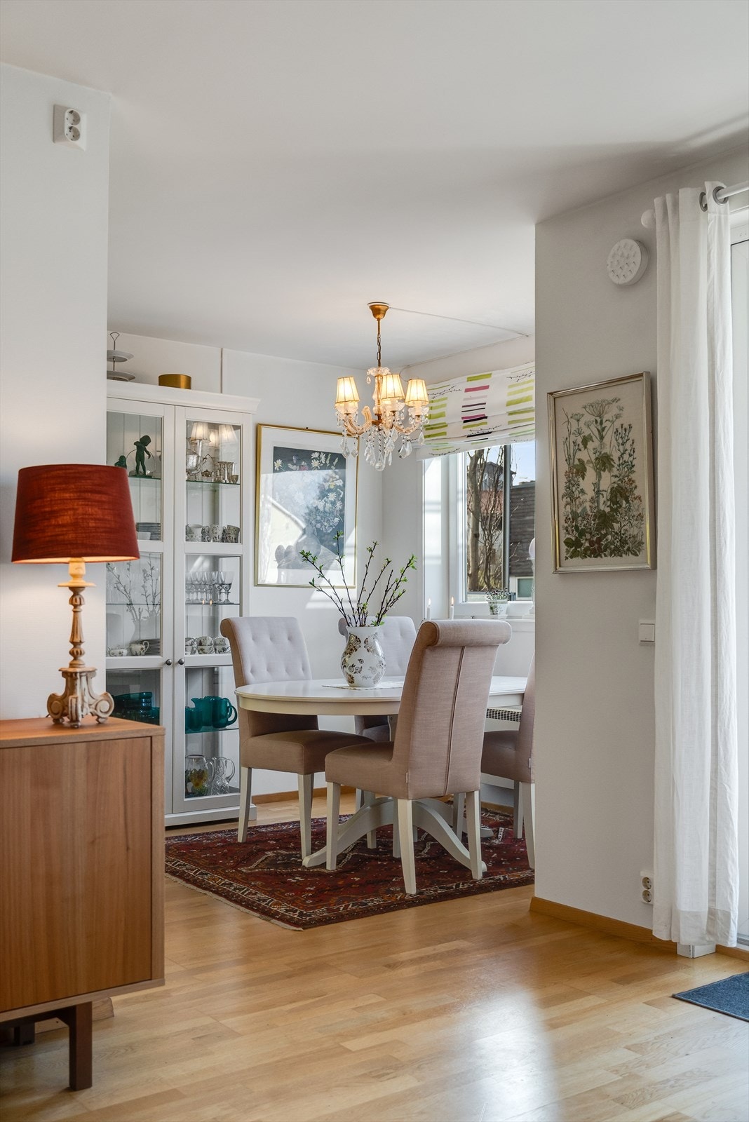 Delvis åpent mot spiseplass og kjøkken Galleribilde