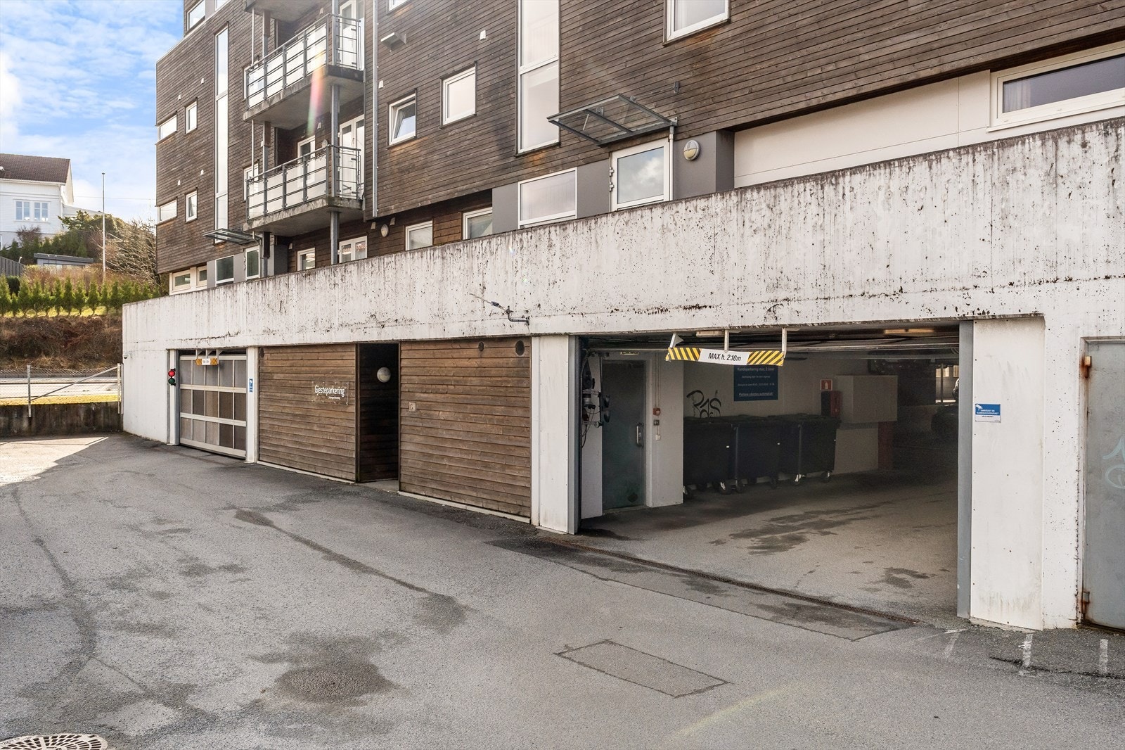 Innkjørsel til garasjeanlegget Galleribilde