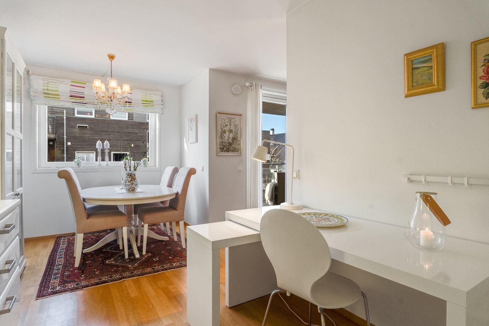 "Kontorplass" i overgang spisesplass/kjøkken Galleribilde